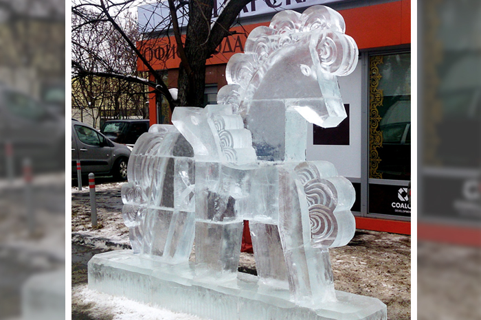 Ледяная скульптура лошади и жеребёнка для украшения офиса продаж