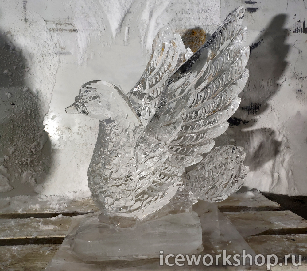 Ледяная скульптура голубя