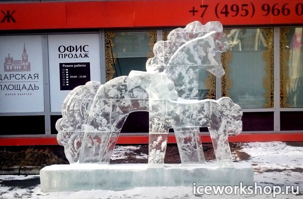 Узоры на ледяной скульптуры от плюсовой погоды