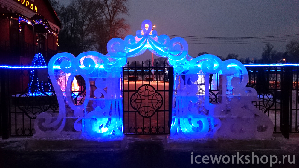 Ледяная арка с цветной подсветкой