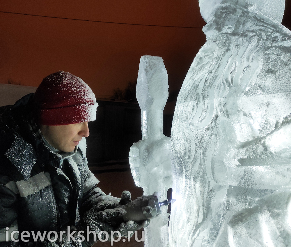 Процесс создания скульптуры Деда мороза